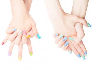 Hände mit farbigen Nagellack