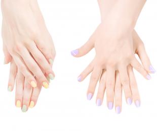 Hände mit farbigen Nagellack
