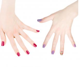 Hände mit farbigen Nagellack